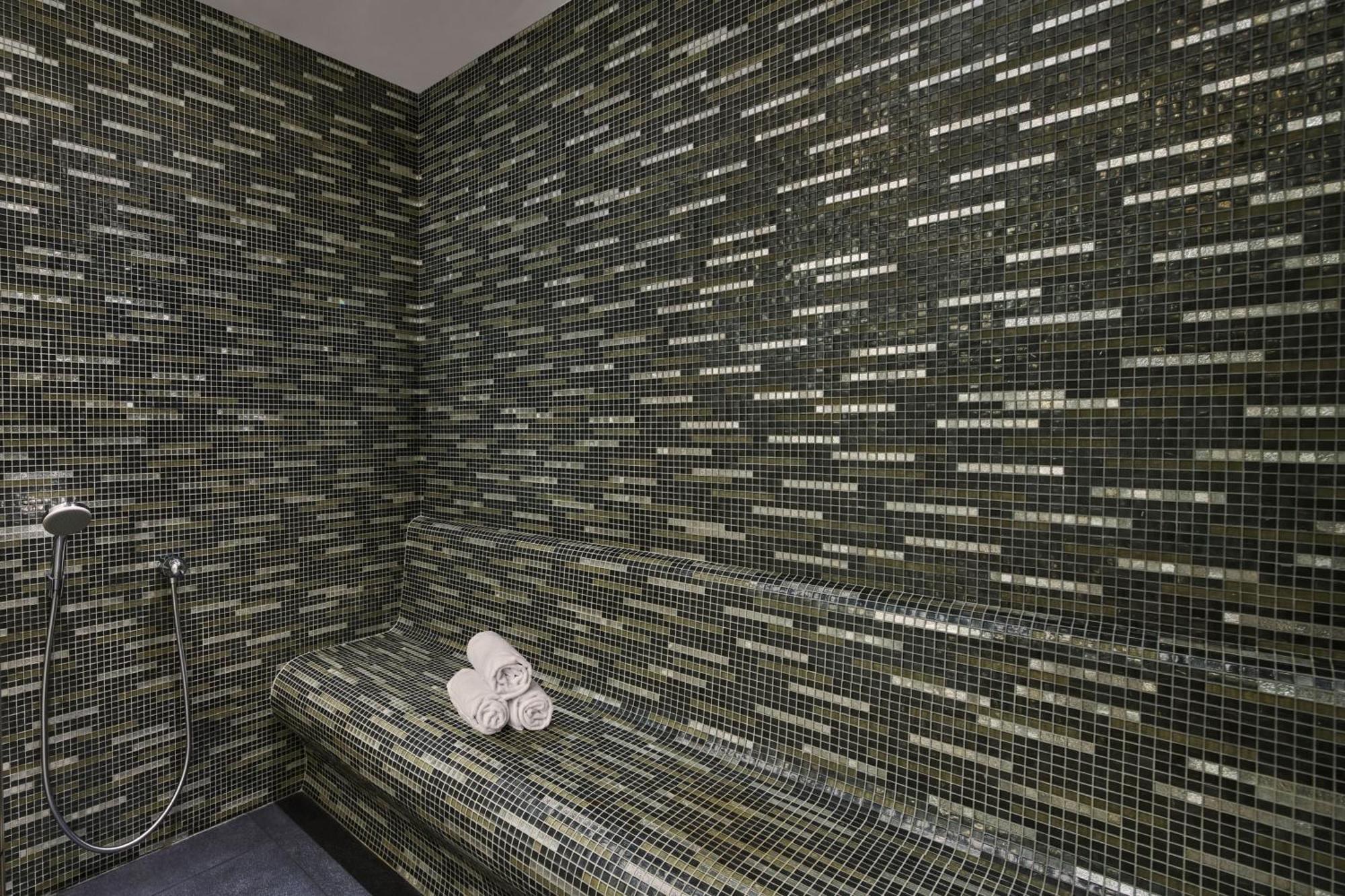 Jw Marriott Hotel Istanbul Marmara Sea Exterior foto A shower room