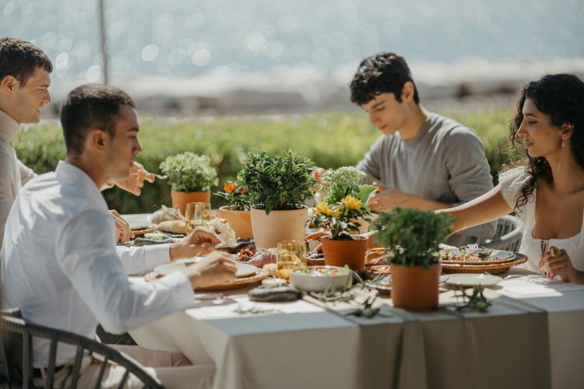 Jw Marriott Hotel Istanbul Marmara Sea Exterior foto A family meal